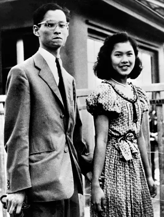 Bhumibol Adulyadej dan Sirikit Kitiyakara usai pertunangan mereka pada September 1949. (AFP PHOTO)