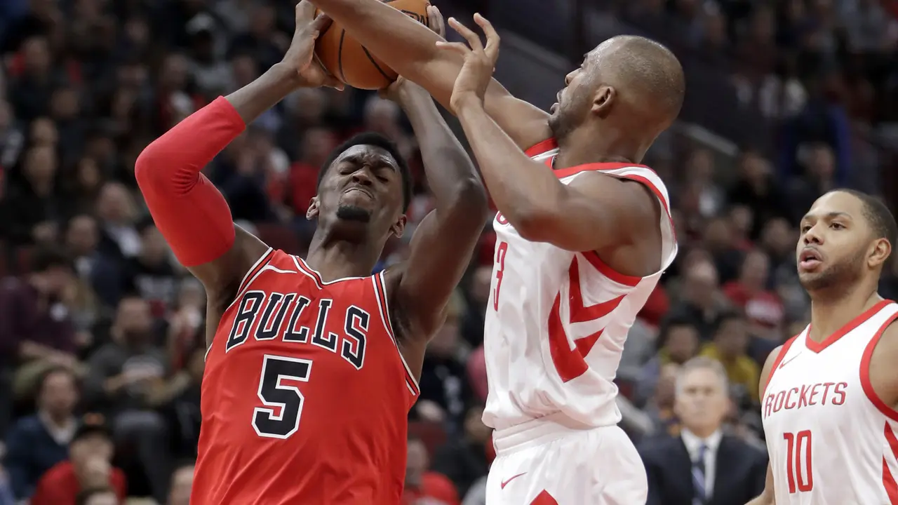 Chris Paul memblok tembakan Bobby Portis