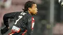 Aksi striker Nice, Loic Remy sedang mengejar bola di laga lanjutan Ligue 1 menghadapi Auxerre di Ray Stadium, Nice, 20 Januari 2010. AFP PHOTO / VALERY HACHE 
