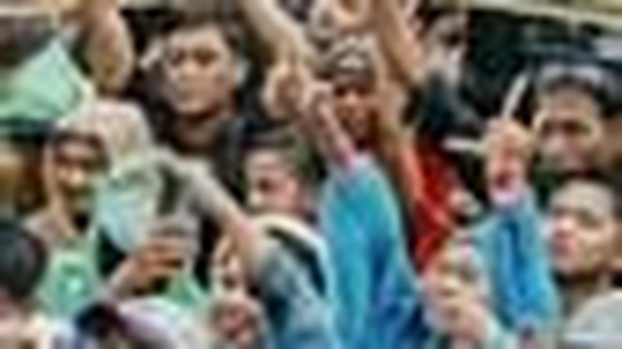 VIDEO: Potret Pendukung Ganjar Pranowo Tak Bergeming di Bawah Guyuran Hujan