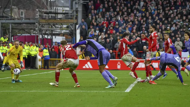 Foto: Dramatisnya Gol Darwin Nunez ke Gawang Nottingham Forest, Liverpool Pastikan Kemenangan di Menit 90+9