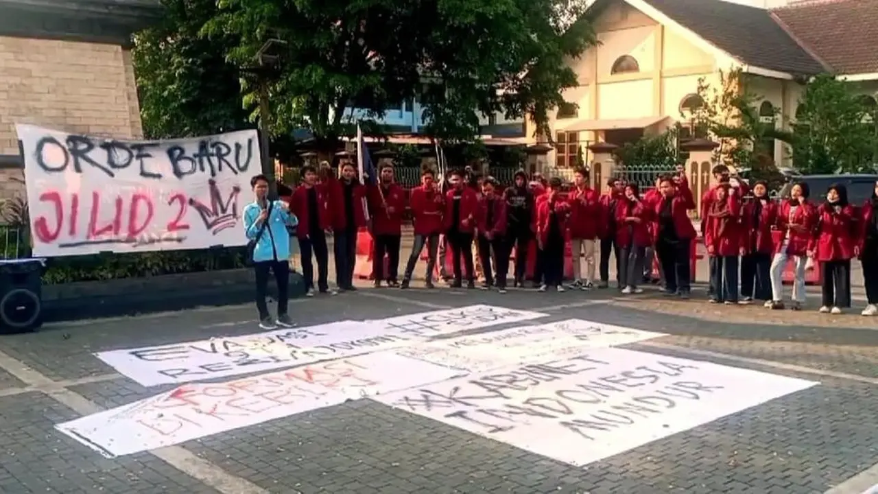 Puluhan mahasiswa di Solo, Jawa Tengah (Jateng) yang tergabung dalam Aliansi Mahasiswa Solo Raya Menggugat turun ke jalan menggelar aksi demonstrasi untuk menolak politik dinasti Presiden Jokowi di Bundaran Gladag, Jalan Slamet Riyadi, Solo, Jateng, Jumat