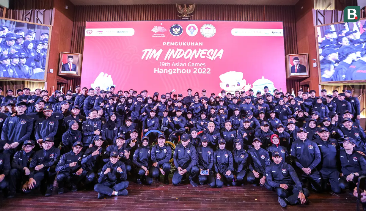 <p>Atlet Indonesia untuk Asian Games 2022 Hangzhou berfoto bersama setelah pengukuhan di Auditorium Kementerian PUPR, Jakarta, Selasa (19/09/2023). (Bola.com/Bagaskara Lazuardi)</p>