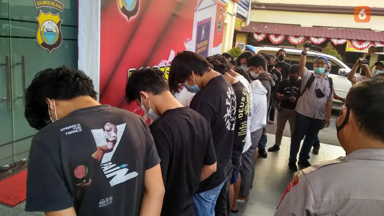 8 pemuda ditangkap usai terlibat terung bebas jalanan di Makassar (Liputan6.com/Fauzan)