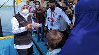 Gubernur Jawa Timur Khofifah Indar Parawansa menyapa pemudik di Pelabuhan Jangkar Situbondo (Hermawan Arifianto/Liputan6.com)