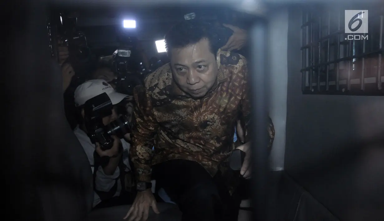 Terdakwa korupsi proyek e-KTP, Setya Novanto naik mobil tahanan KPK usai menjalani sidang putusan di Pengadilan Tipikor, Jakarta, Selasa (24/4). Setya Novanto divonis 15 tahun penjara dan denda 500 juta rupiah. (Liputan6.com/Helmi Fithriansyah)
