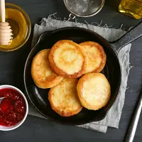 Memanggang kue atau roti pakai wajan teflon./Copyright shutterstock.com