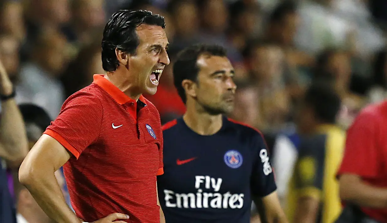 Pelatih Paris St Germain, Unai Emery memberikan arahan kepada para pemainnya saat melawan Leicester City pada laga International Champions Cup 2016 di StubHub Center, Carson, California, (30/7/2016).  (Reuters/Mario Anzuoni)