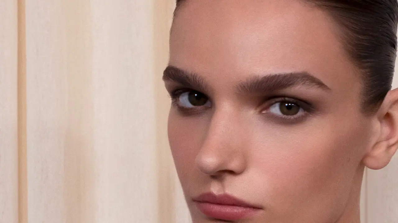 Chanel Populerkan Kembali Clean Girl Makeup di Haute Couture FW 2025/26,  Minimalis, Glowy, dan Chic