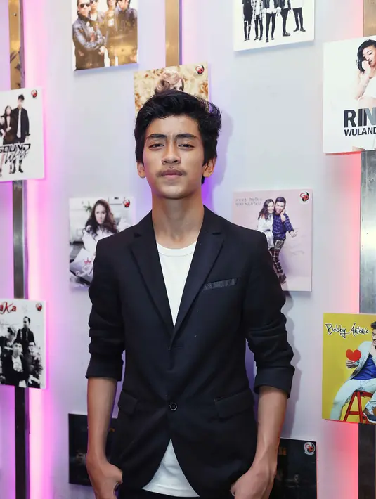 "Enggaklah, enggak mau saja (umi nikah lagi). Cukup satu ayah," aku Abidzar Al Ghifari, saat dijumpai di FX Sudirman, Jakarta Pusat, Kamis (7/4/2016) malam. (Nurwahyunan/Bintang.com)