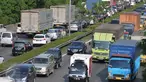 Kendaraan memadati jalan Tol Cawang Grogol di MT Haryono menuju Cikampek atau pun Jagorawi, Jakarta, (29/12). Untuk mengurai kemacetan, Menteri Perhubungan keluarkan larangan pengoperasian truk jelang tahun baru di Jakarta. (Liputan6.com/Yoppy Renato)