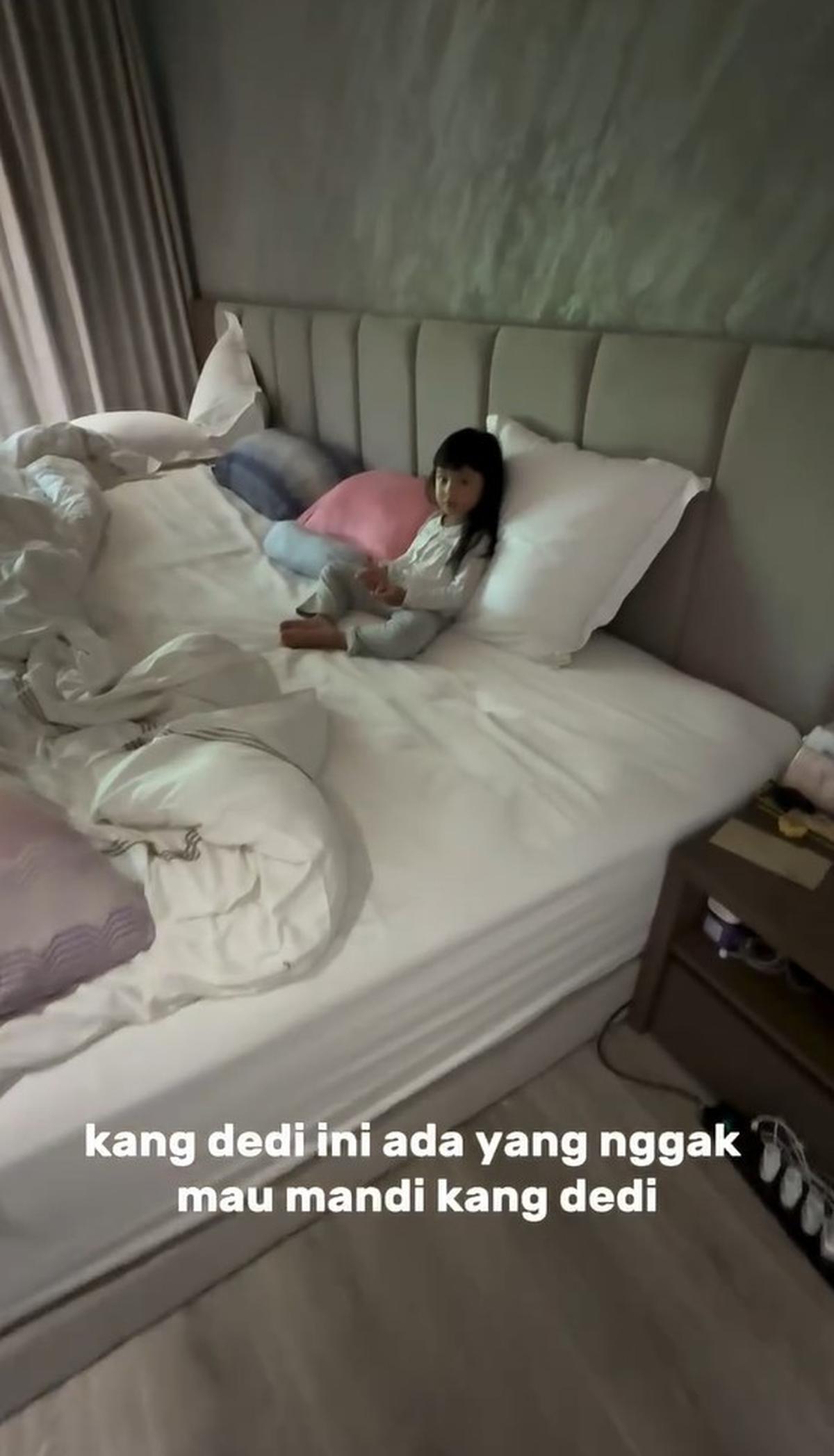 7 Potret Atta Halilintar Adukan Ameena ke Kang Dedi Akibat Tak Mau Mandi, Reaksi Polosnya Bikin Gemes