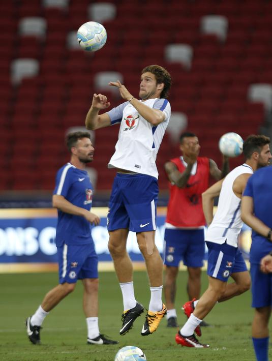 Pemain Chelsea, Marcos Alonso, menanduk bola saat mengikuti sesi latihan di Singapura, Senin (24/7/2017). Chelsea akan bersua Bayern Munchen pada laga International Champions Cup 2017. (EPA/Wallace Woon)