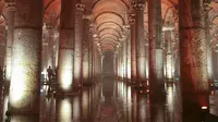 Pengunjung berjalan di sepanjang Basilica Cistern era Bizantium di Istanbul, Turki, Rabu, 27 Juli 2022. The Basilica Cistern atau Yerebatan Sarnici terletak di barat daya Hagia Sophia, objek wisata dan salah satu landmark di Kota Istanbul. (AP Photo/Emrah Gurel)