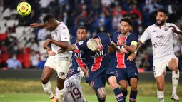 Penyerang PSG, Mauro Icardi, berebut bola dengan pemain Metz pada laga Liga Prancis di Stadion Parc des Princes, Paris, Kamis (17/9/2020) dini hari WIB. PSG menang 1-0 atas Metz. (AFP/Franck Fife)