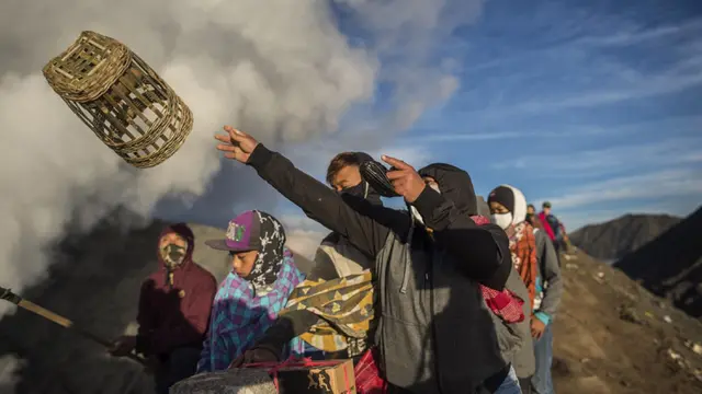 Suku di Indonesia: Upacara Yadnya Kasada, Suku Tengger Larung Sesajen ke Kawah Gunung Bromo