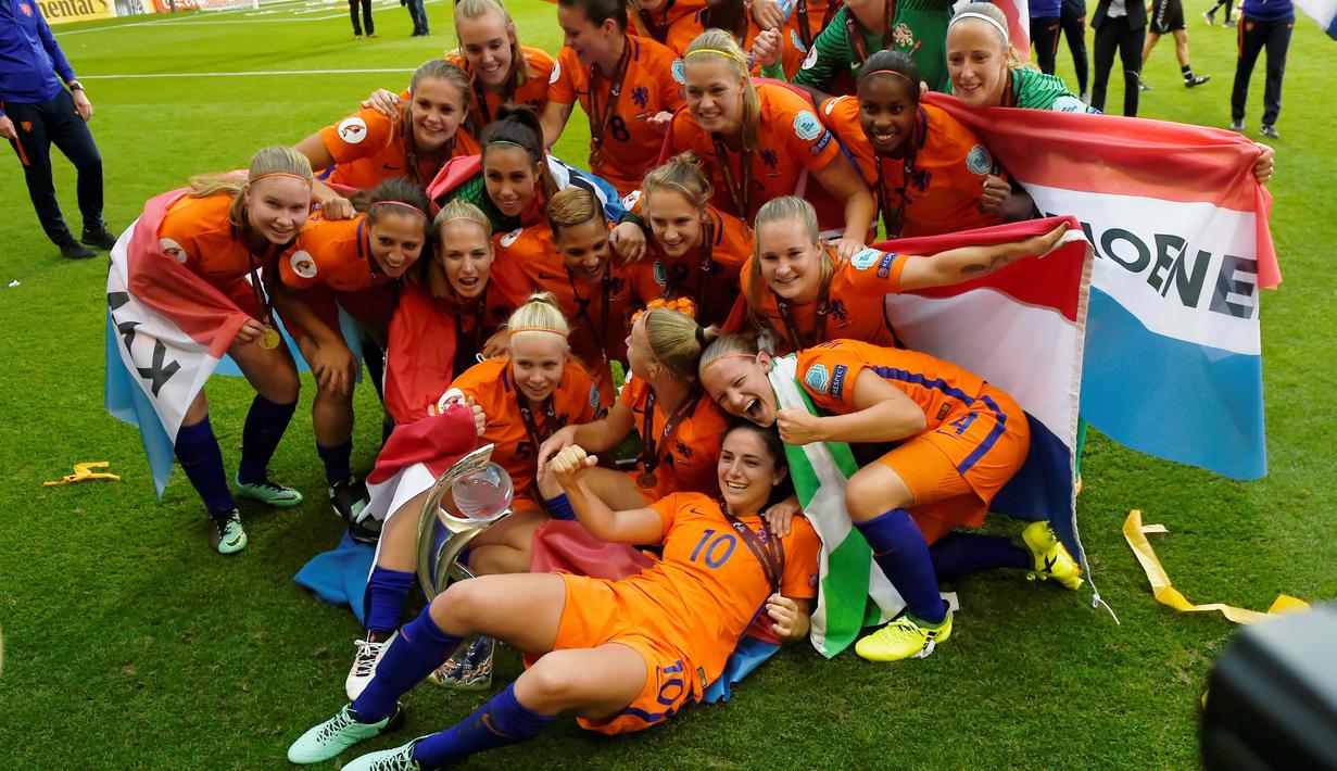 Para pemain Belanda saat merayakan keberhasilan meraih trofi juara Piala Eropa Wanita 2017 setelah mengalahkan Denmark di FC Twente Stadium, Enschede, (6/8/2017). Belanda menang 4-1. (AFP/John Thys)