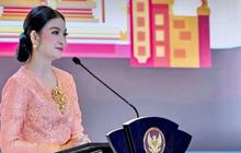 Potret Cantik Selvi Ananda Pakai Sendal Jepit Harga Rp15.000 saat Foto Keluarga, Netizen Bandingkan dengan Sendal Mewah Kahiyang