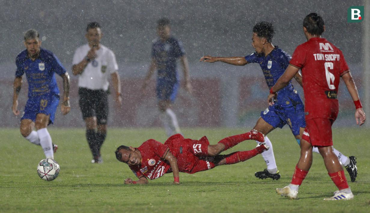 Gelandang Persija Jakarta, Riko Simanjuntak (tengah) terjatuh saat melawan PSIS Semarang dalam laga pekan kedua BRI Liga 1 2021/2022 di Indomilk Arena, Tangerang, Minggu (12/9/2021). Kedua tim bermain imbang 2-2. (Foto: Bola.Com/M. Iqbal Ichsan)