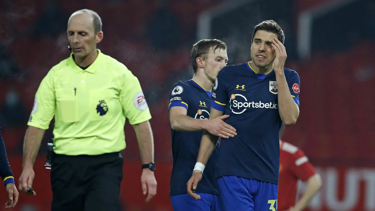 FOTO: Blunder Back to Back Wasit Mike Dean dan Blunder Lainnya di Premier League.