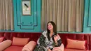 Singgah di sebuah sofa cantik, Raline Shah menunjukkan dirinya benar-benar menikmati liburan. Ia mengenakan long shirt dress dipadukan dengan tank top. Perpaduan motif mint dan hitam pada outfit Raline Shah membuatnya tampil ceria (instagram/ralineshah)