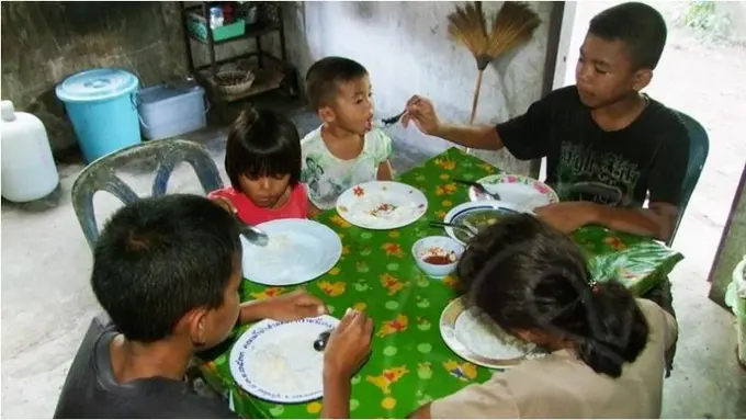 Hidup Miskin Tanpa Orang Tua, Bocah Ini Urus 3 Adiknya