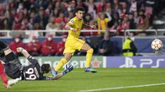 Luis Diaz menyedot perhatian publik usai tampil gemilang pada laga leg pertama Perempatfinal Liga Champions 2021/2022 antara Liverpool melawan Benfica di Estadio da Luz, Rabu (6/4/2022) dini hari WIB. (AP/Armando Franca)