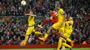 Gelandang Liverpool, Emre Can (kedua kiri) menyundul bola ke arah gawang Sion pada Liga Europa di Stadion Anfield, Jumat (2/10/2015). Liverpool bermain imbang dengan Sion dengan skor 1-1. (Reuters/John Sibley)