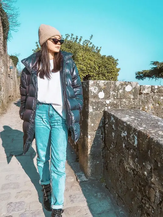 Bukan hal yang aneh jika  Alyssa Daguise sangat memerhatikan penampilannya. Dengan memiliki banyak koleksi baju hangat, penampilan Alyssa semakin terlihat fashionable dan menarik untuk ditiru. (Instagram/alysssadaguise)