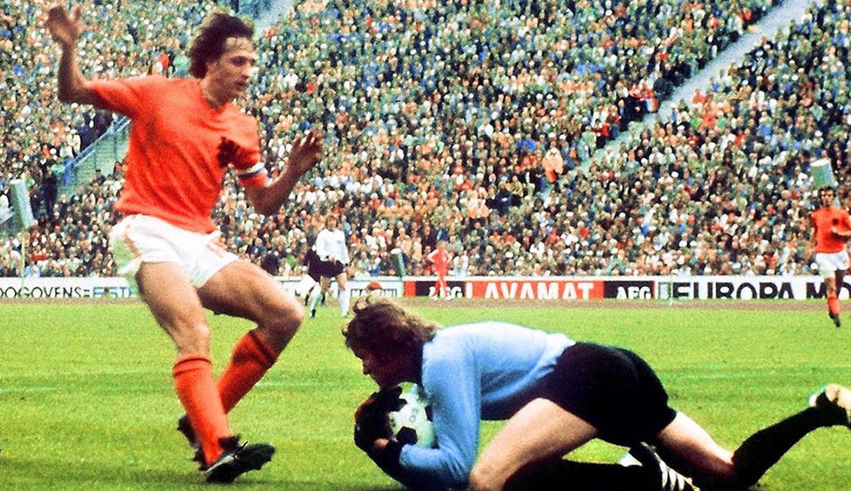 1.Johan Cruyff (Belanda), legenda sepak bola dunia ini meraih Ballon d'Or pada tahun 1971, 1973 dan 1974. Prestasi terbaiknya adalah Piala Dunia 1974, dengan membawa Belanda ke final sebelum akhirnya takluk dari Jerman Barat. (AFP/Staff)