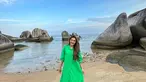 Kedatangannya ke Pulau Natuna pun disambut hangat oleh jajaran pejabat pemerintah di sana. Bahkan, Ashanty dan Anang Hermansyah diajak melihat salah satu objek wisata primadona, yaitu Alif Stone Park. Kawasan wisata itu terkenal dengan taman bebatuan yang letaknya di tepi pantai. (Liputan.com/IG/@ashanty_ash)