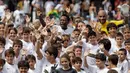 Legenda sepak bola Brasil Pele (tengah atas) dan putranya Edson Cholbi do Nascimento (kanan atas) melambai bersama anak-anak selama perayaan ulang tahun keseratus tim di Santos, Brasil, 14 April 2012. Dalam perjalanan kariernya, Pele telah mempesona dunia dengan kejeniusannya dalam olahraga, menghentikan perang, melakukan kerja sosial di seluruh dunia dan menyebarkan apa yang paling dia yakini sebagai obat untuk semua masalah kita: cinta. (AP Photo/Nelson Antoine, File)