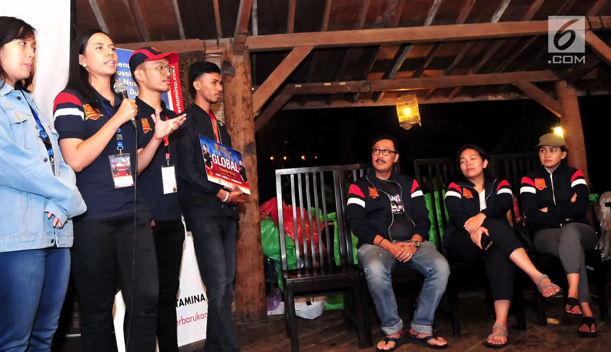Finalis Citizen Journalist Academy melakukan presentasi saat malam keakraban di Jambore Citizen Journalist Academy Energi Muda Pertamina di Cikole, Bandung (15/11). (Liputan6.com/Helmi Afandi)