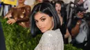 Seperti yang sudah diketahui, Kylie Jenner sendiri tak pernah mengumumkan secara resmi mengenai kehamilannya. (Yahoo Finance)