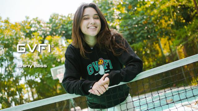 Yasmin saat mengenakan produk clothing GVFI