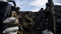 Tentara Ukraina mengambil posisi selama pertempuran dengan pasukan Rusia di dekat Maryinka, wilayah Donetsk, Ukraina, 23 Desember 2022. Pada 14 Desember 2022, wilayah selatan dan timur Ukraina sudah direbut kembali oleh Kyiv. (AP Photo/Libkos)