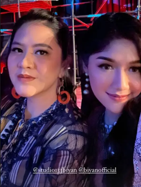 Pernikahan Erina Gudono dan Kaesang tentunya sudah didepan mata. Erina makin dekat dengan keluarga Kaesang Pangarep. Melalui Story Instagramnya, Erina unggah potret kompaknya dengan kakak kekasihnya itu. Selain Erina yang disebut mirip Kahiyang dalam foto kebersamaan saat hadiri acara fashion show koleksi terbaru dari Studio 133 Biyan, sebelumnya wanita lulusan UGM itu disebut mirip Ibu Iriana. (Liputan6.com/IG/@erinagudono)