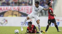 Kapten Timnas Indonesia, Hansamu Yama, mengamankan bola dari pemain Timor Leste pada laga SEA Games di Stadion MPS, Selangor, Minggu (20/8/2017). Indonesia menang 1-0 atas Timor Leste. (Bola.com/Vitalis Yogi Trisna)