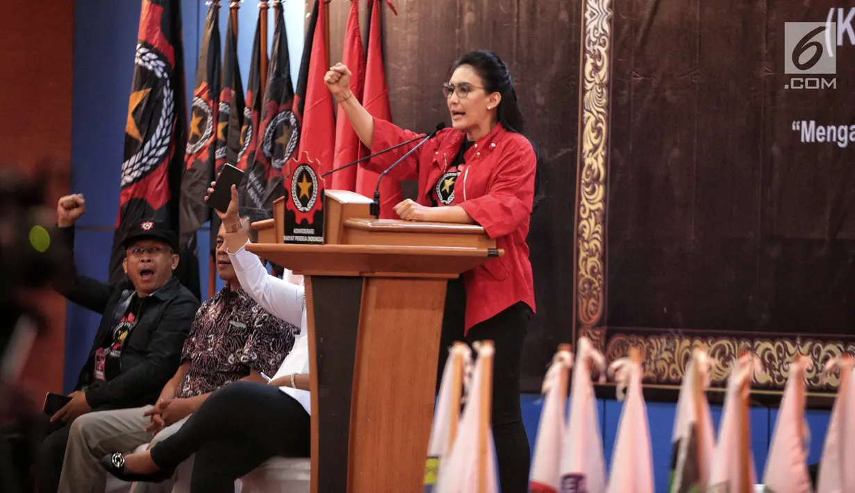 Ketua Umum KRPI, Rieke Diah Pitaloka berorasi dalam rapat akbar Konfederasi Rakyat Pekerja Indonesia di Jakarta, Sabtu (22/12). Kegiatan itu bertema “Mengawal Kebijakan Jokowi di Bidang Ketenagakerjaan dan Jaminan Sosial”. (Liputan6.com/Faizal Fanani)