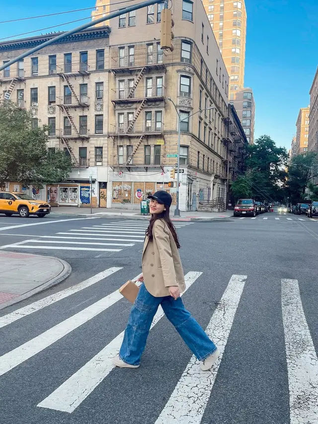 9 Potret Aaliyah Massaid Pakai Jeans, Kombinasi Outfit yang Stylish dan Inspiratif