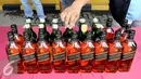 Barang bukti beberapa botol miras yang diperlihatkan dalam rilis di halaman Polres Metro Pelabuhan Tanjung Priok, Kamis (27/10). (Liputan6.com/Gempur M. Surya)