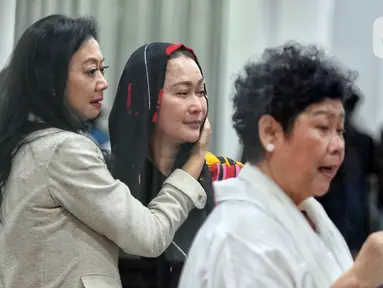 Penyanyi dangdut, Inul Daratista (tengah) dipeluk Asri Welas saat melayat di rumah duka pesohor legendaris Titiek Puspa di kawasan Pancoran, Jakarta Selatan, Kamis (10/4/2025) malam. (Liputan6.com/Angga Yuniar)