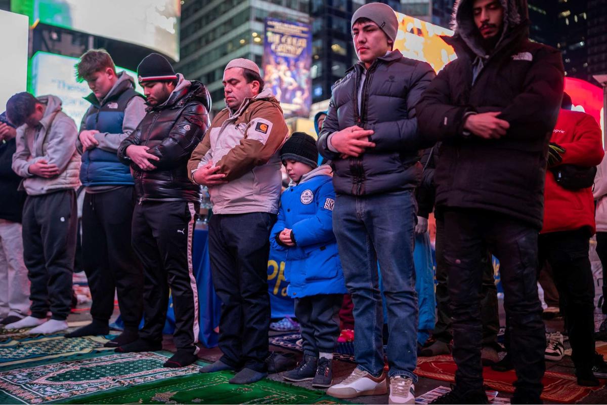 Umat Islam salat tarawih di jalanan New York