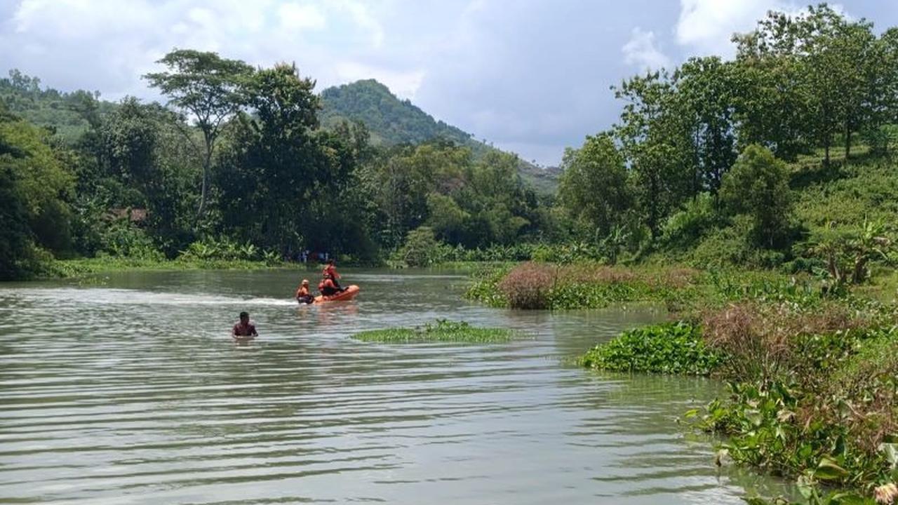 Tim SAR Terus Lakukan Pencarian Bocah Tenggelam di Sungai Tulungagung, Satu Korban Ditemukan Meninggal Dunia