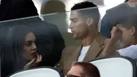 Cristiano Ronaldo bersama kekasihnya, Georgina menonton Juventus menghadapi Young Boys pada laga kedua Grup H Liga Champions di Allianz Stadium, Selasa (2/10). Ronaldo duduk di tribune penonton menyaksikan rekan-rekannya bertanding. (AP/Luca Bruno)