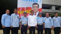 2 Sipir Lembaga Pemasyarakatan Kota Baru, Banjarmasin, Kalimantan Selatan, menerima penghargaan dari Menkumham. (Liputan6.com/Nafiysul Qodar)