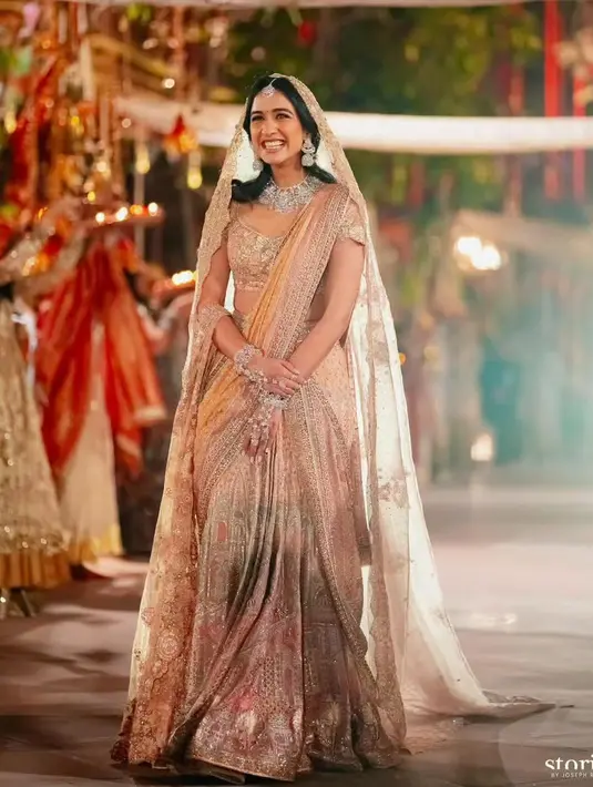 Penampilan pungkasan dari Radhika Merchant juga patut mendapatkan perhatian khusus. Radhika mengenakan sari yang dibuat khusus. Seperti permadani seni miniatur, sari ini dilukis tangan, disulam secara rumit dalan nuansa perak dan rose gold yang indah. [Foto: Instagram/epicstories.in]