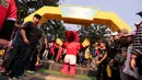 Maskot Piala Dunia U-17 2023, Bacuya menyapa para pengunjung dalam rangkaian acara Trophy Tour Experience menyambut Piala Dunia U-17 di Cikapayang Dago Park, Bandung, Minggu (22/10/2023) pagi WIB. (Bola.com/Bagaskara Lazuardi)