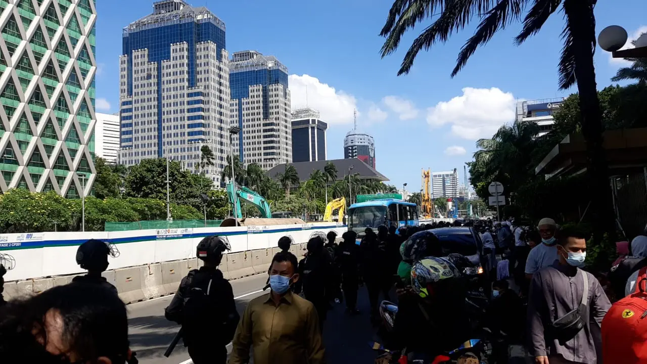 Polisi menjaga lokasi sekitar Patung Kuda Jakarta. Sejumlah peserta reuni 212 pun sudah mendatangi lokasi sekitar Patung Kuda, Jakarta. Kamis (2/12/2021)