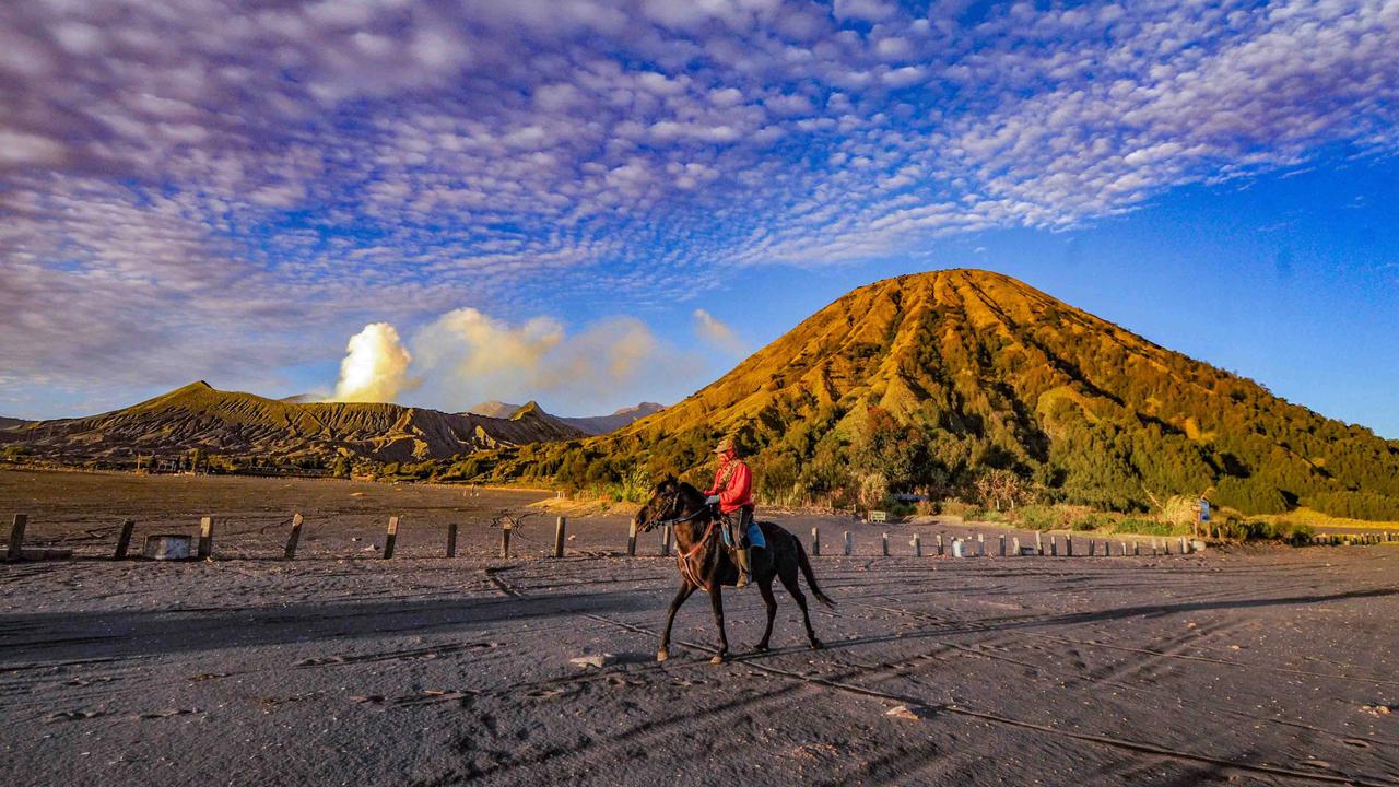 FOTO: Kilau Emas Matahari Pagi di Bromo yang Tak Pernah Kehilangan Pesona